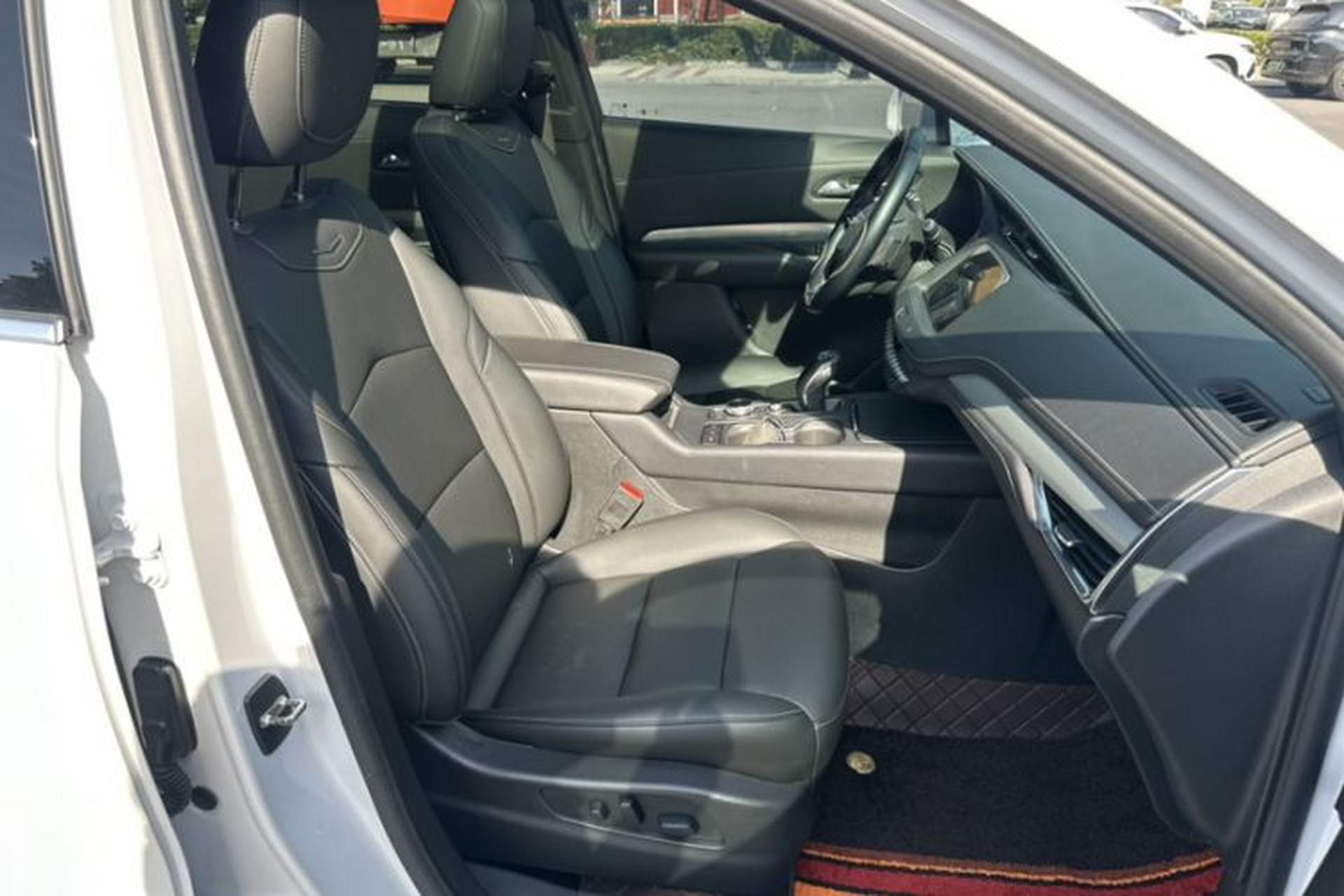 Used Cadillac XT4 2018 28T Two-Wheel-Drive Luxury Model Interior 11