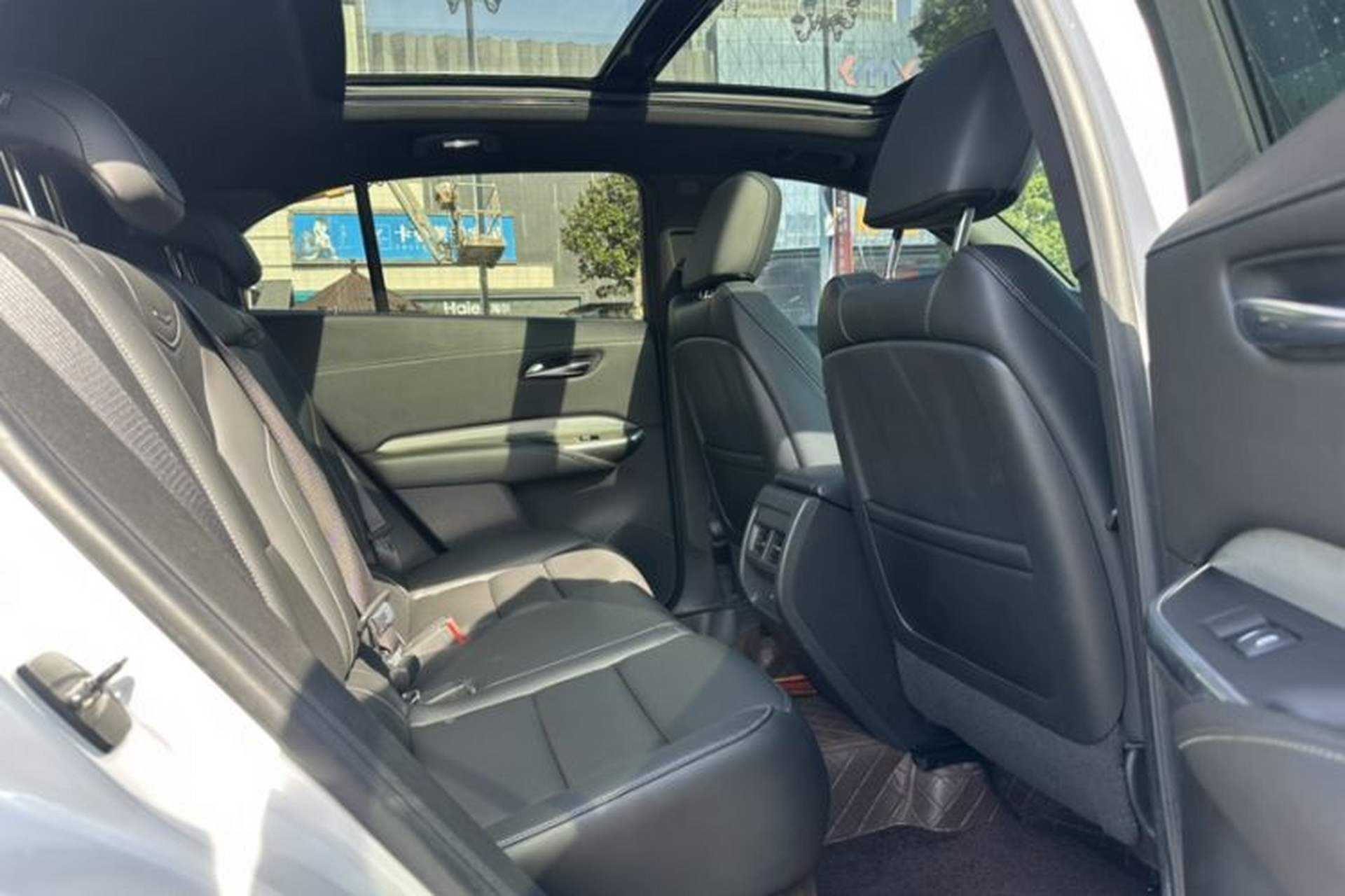 Used Cadillac XT4 2018 28T Two-Wheel-Drive Luxury Model Interior 12