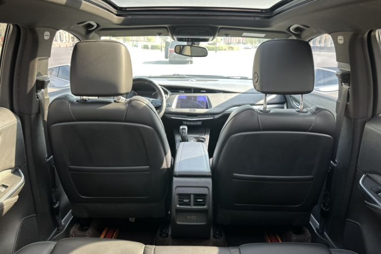 Used Cadillac XT4 2018 28T Two-Wheel-Drive Luxury Model Interior 13