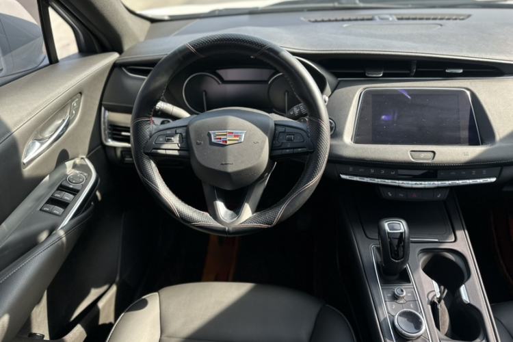 Used Cadillac XT4 2018 28T Two-Wheel-Drive Luxury Model Interior 2