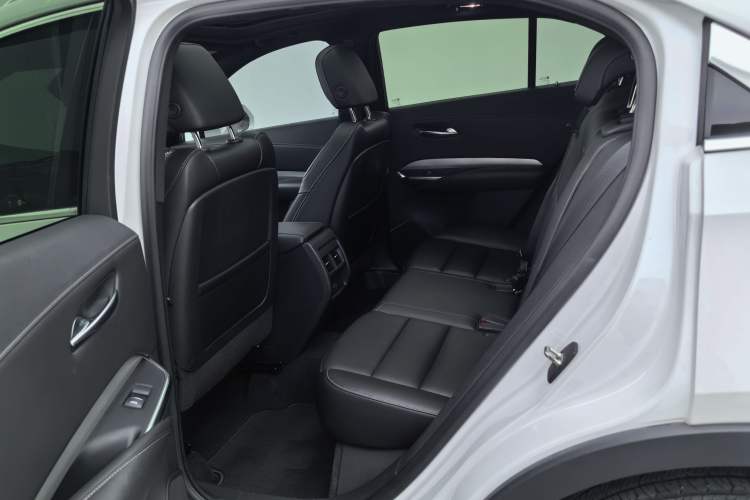 Used Cadillac XT4 2018 28T Two-Wheel-Drive Luxury Model Interior 2