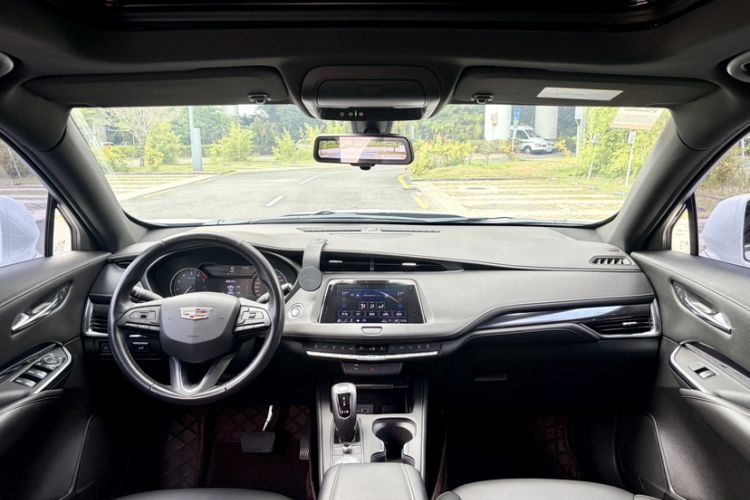 Used Cadillac XT4 2018 28T Two-Wheel Drive Tech Version Interior 2