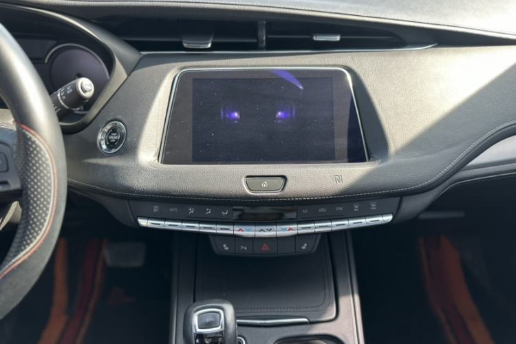 Used Cadillac XT4 2018 28T Two-Wheel-Drive Luxury Model Interior 3
