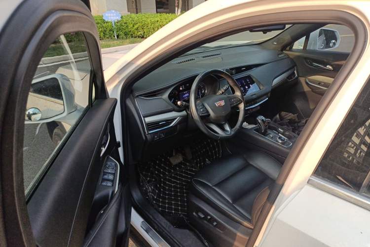 Used Cadillac XT4 2018 28T Two-Wheel Drive Leading Version Interior 3