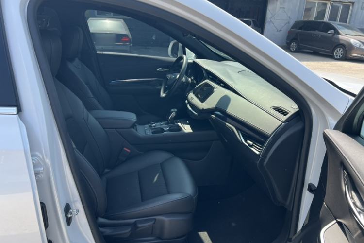 Used Cadillac XT4 2018 28T Two-Wheel Drive Tech Version Interior 3