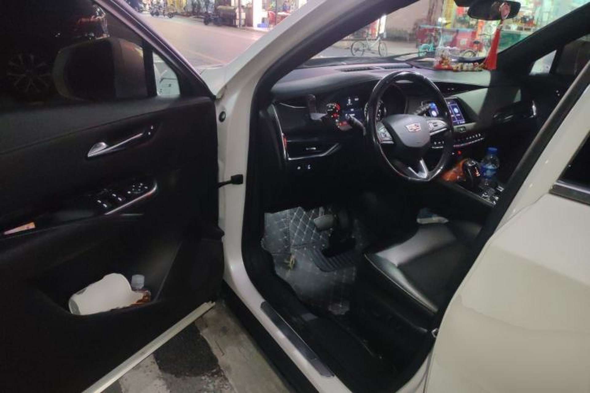 Used Cadillac XT4 2018 28T Two-Wheel Drive Tech Version Interior 3