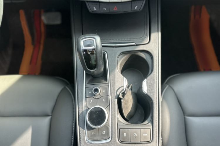 Used Cadillac XT4 2018 28T Two-Wheel-Drive Luxury Model Interior 4