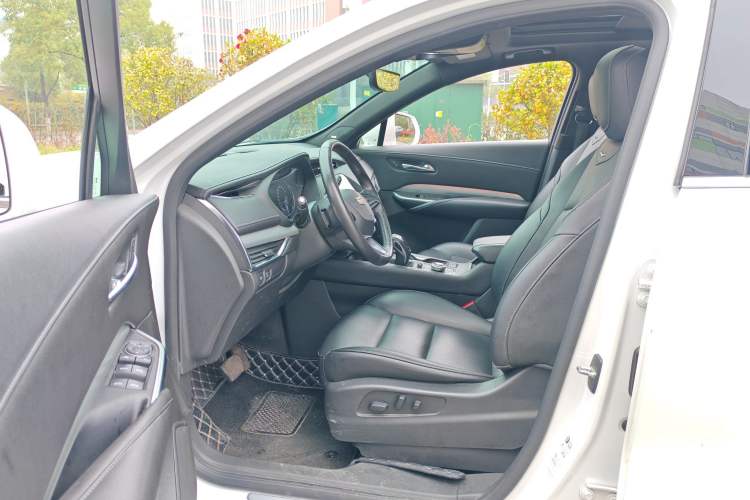 Used Cadillac XT4 2018 28T Two-Wheel Drive Leading Version Interior 4