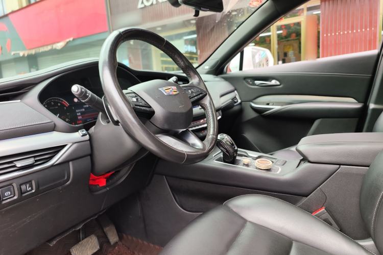 Used Cadillac XT4 2018 28T Two-Wheel Drive Leading Version Interior 4