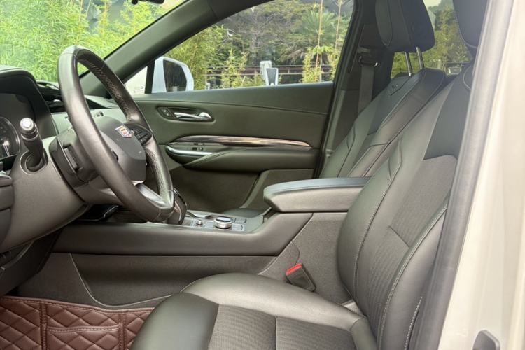 Used Cadillac XT4 2018 28T Two-Wheel Drive Tech Version Interior 4