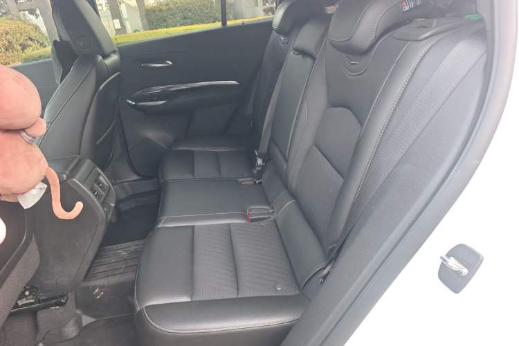 Used Cadillac XT4 2018 28T Two-Wheel Drive Tech Version Interior 4