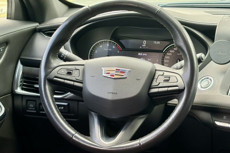 Used Cadillac XT4 2018 28T Two-Wheel Drive Tech Version Interior 5