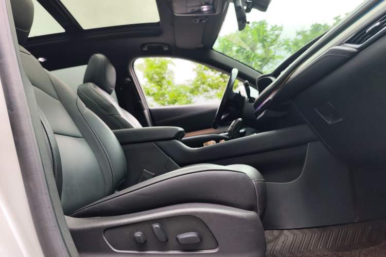 Used Cadillac XT4 2018 28T Two-Wheel Drive Leading Version Interior 6