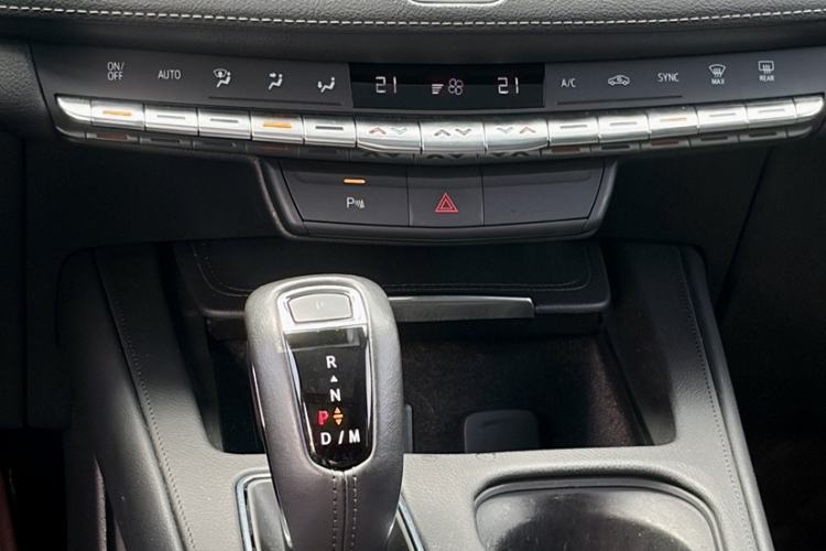 Used Cadillac XT4 2018 28T Two-Wheel Drive Tech Version Interior 6
