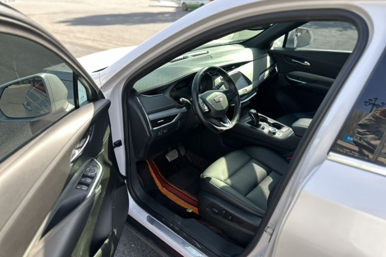 Used Cadillac XT4 2018 28T Two-Wheel-Drive Luxury Model Interior 7