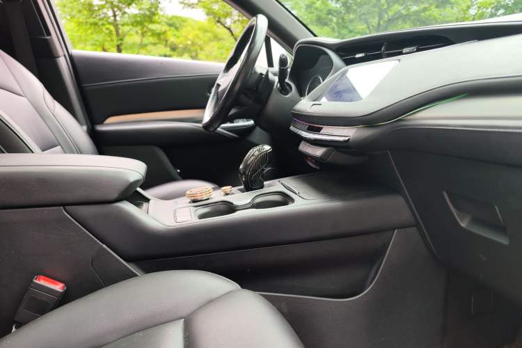 Used Cadillac XT4 2018 28T Two-Wheel Drive Leading Version Interior 7