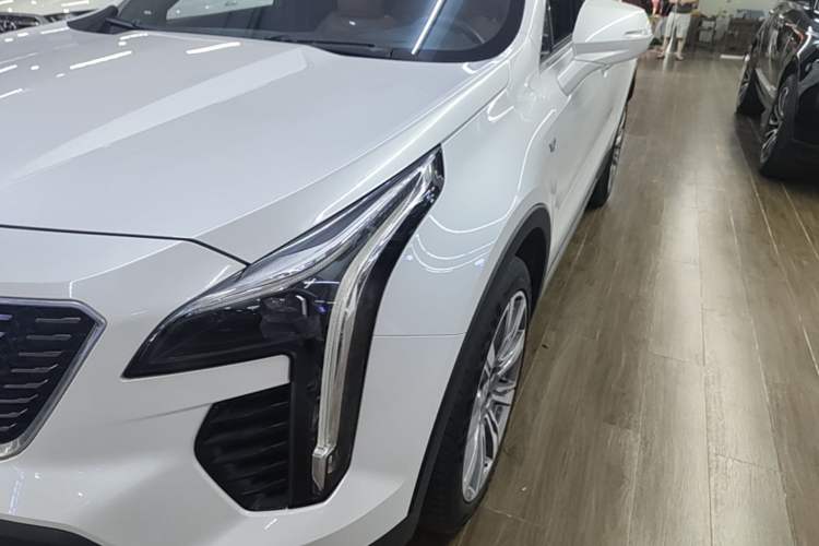 Used Cadillac XT4 2018 28T 4x4 Platinum Edition Left Front Headlight