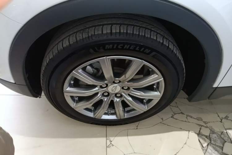 Used Cadillac XT4 2018 28T Two-Wheel-Drive Luxury Model Left Front Wheel Hub