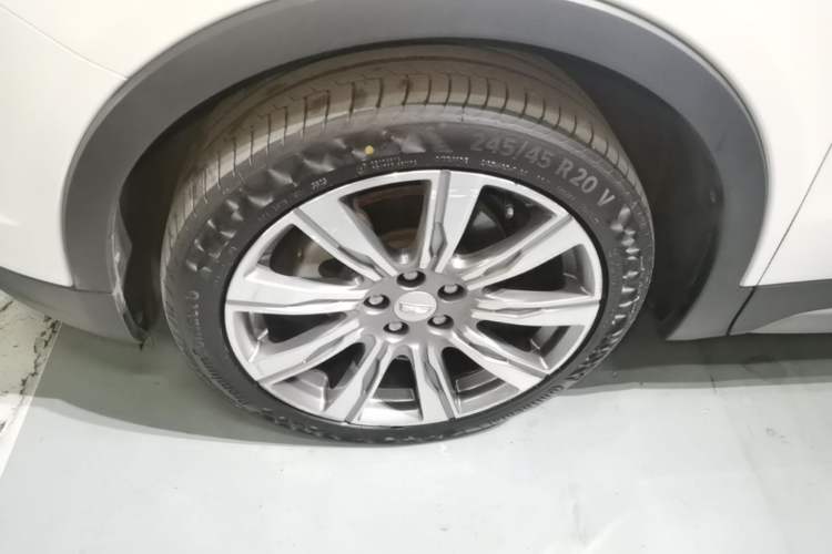 Used Cadillac XT4 2018 28T 4x4 Platinum Edition Left Front Wheel Hub