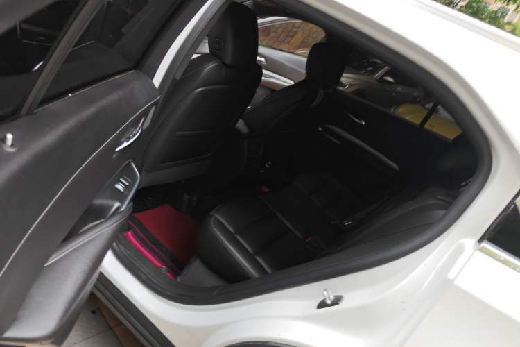 Used Cadillac XT4 2018 28T Two-Wheel-Drive Luxury Model Left Rear Seat