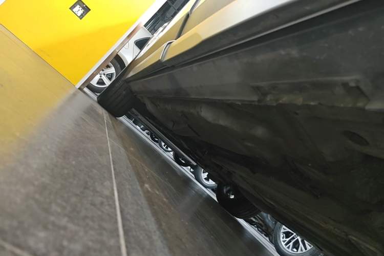Used Cadillac XT4 2018 28T Two-Wheel-Drive Luxury Model Left Side Sill