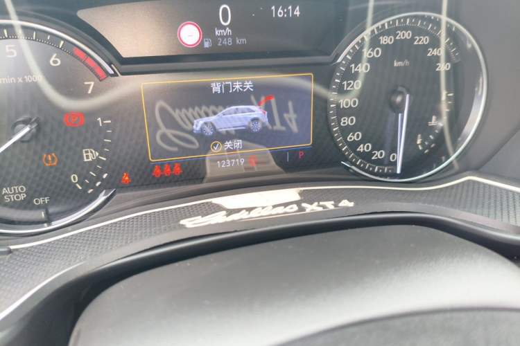 Used Cadillac XT4 2018 28T Two-Wheel-Drive Luxury Model Odometer Close Up