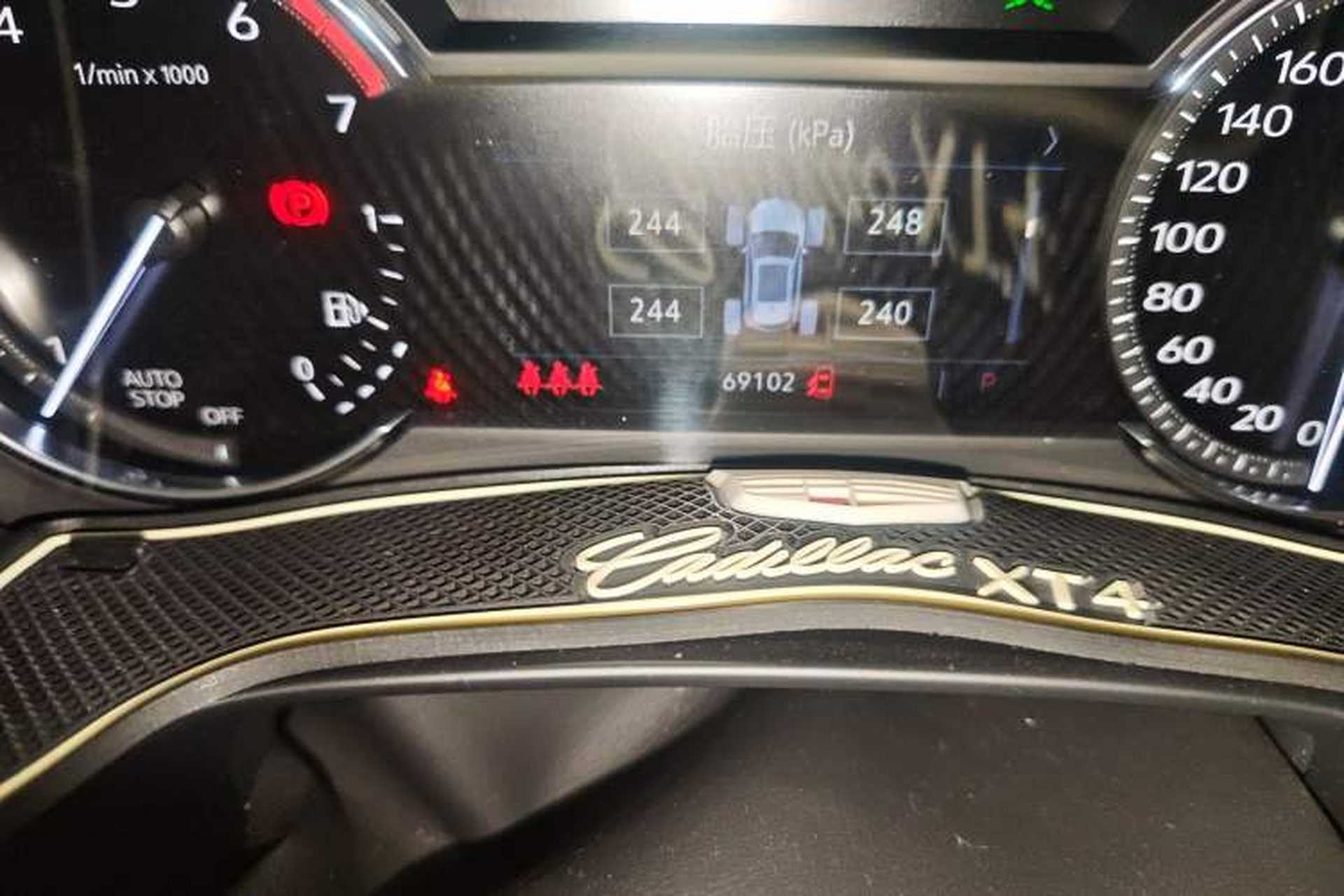 Used Cadillac XT4 2018 28T Two-Wheel-Drive Luxury Model Odometer Close Up