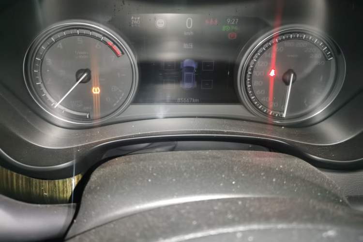 Used Cadillac XT4 2018 28T 4x4 Platinum Edition Odometer Close Up