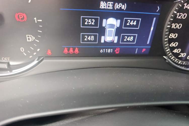 Used Cadillac XT4 2018 28T Two-Wheel Drive Tech Version Odometer Close Up