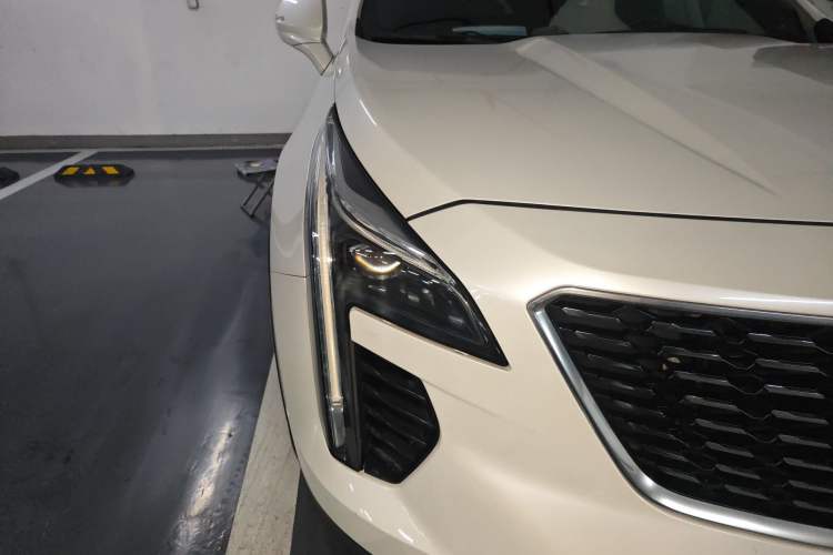 Used Cadillac XT4 2018 28T Two-Wheel Drive Tech Version Right Front Headlight