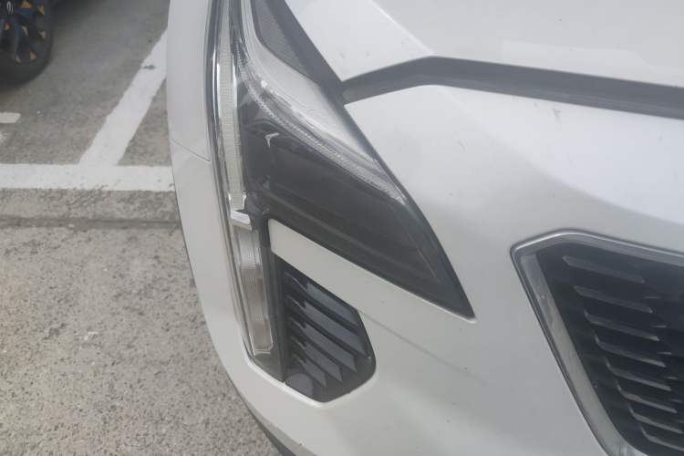 Used Cadillac XT4 2018 28T Two-Wheel Drive Tech Version Right Front Headlight