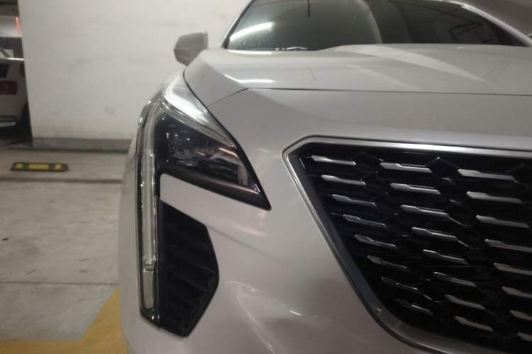 Used Cadillac XT4 2018 28T Two-Wheel-Drive Luxury Model Right Front Headlight
