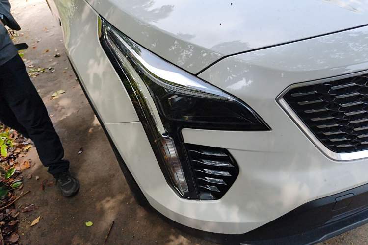 Used Cadillac XT4 2018 28T Two-Wheel Drive Tech Version Right Front Headlight