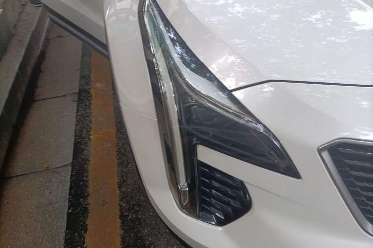 Used Cadillac XT4 2018 28T Two-Wheel-Drive Luxury Model Right Front Headlight