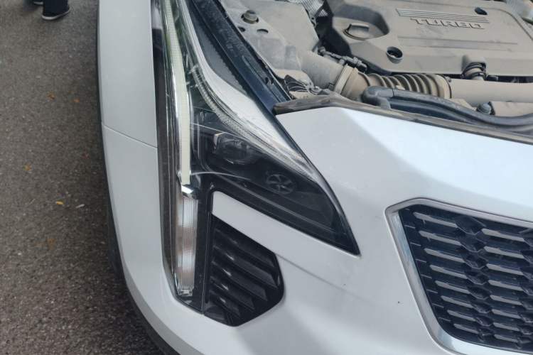 Used Cadillac XT4 2018 28T Two-Wheel Drive Tech Version Right Front Headlight