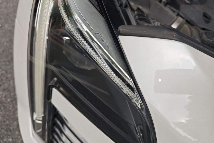 Used Cadillac XT4 2018 28T Two-Wheel Drive Luxury Sport Model Right Front Headlight