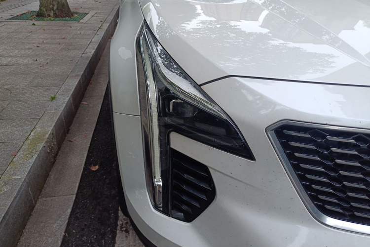 Used Cadillac XT4 2018 28T Two-Wheel-Drive Luxury Model Right Front Headlight