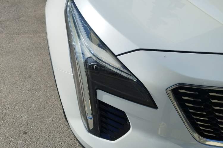 Used Cadillac XT4 2018 28T Two-Wheel-Drive Luxury Model Right Front Headlight