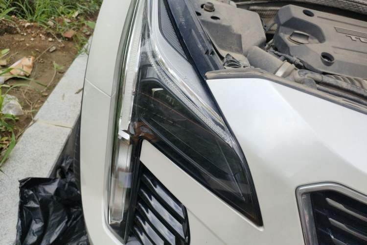 Used Cadillac XT4 2018 28T Two-Wheel Drive Tech Version Right Front Headlight