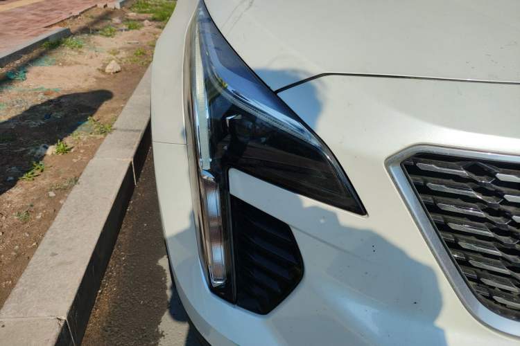 Used Cadillac XT4 2018 28T Two-Wheel Drive Tech Version Right Front Headlight