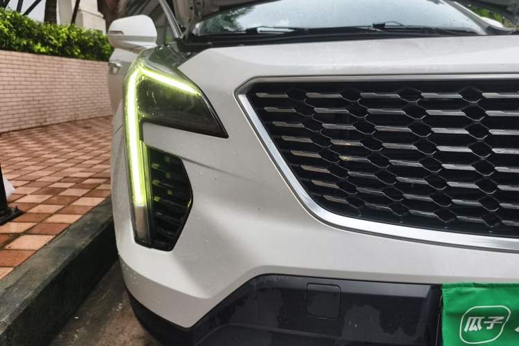 Used Cadillac XT4 2018 28T Two-Wheel-Drive Luxury Model Right Front Headlight