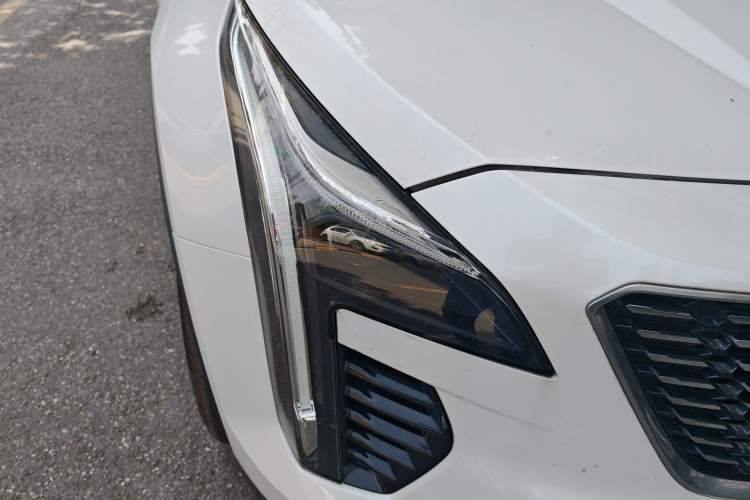 Used Cadillac XT4 2018 28T Two-Wheel Drive Leading Version Right Front Headlight