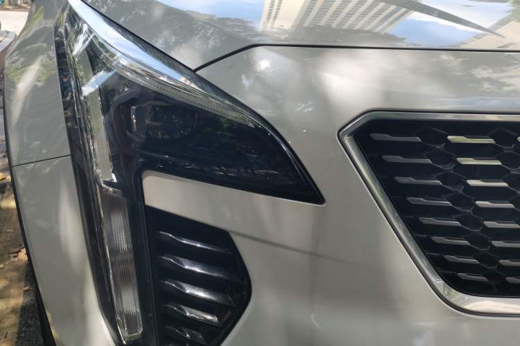 Used Cadillac XT4 2018 28T Two-Wheel Drive Tech Version Right Front Headlight
