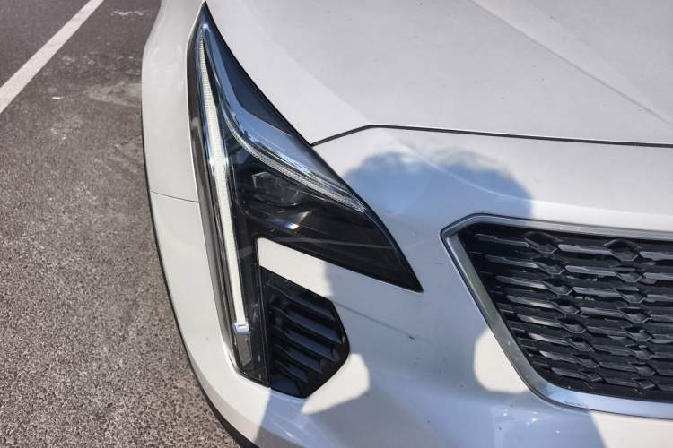 Used Cadillac XT4 2018 28T Two-Wheel Drive Leading Sport Model Right Front Headlight