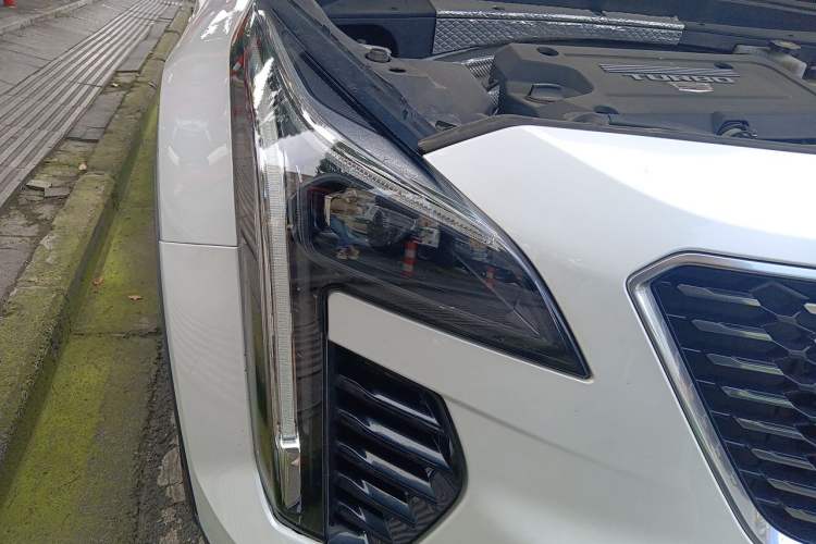 Used Cadillac XT4 2018 28T Two-Wheel Drive Leading Version Right Front Headlight