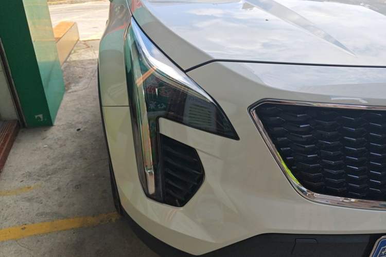 Used Cadillac XT4 2018 28T Two-Wheel Drive Luxury Sport Model Right Front Headlight