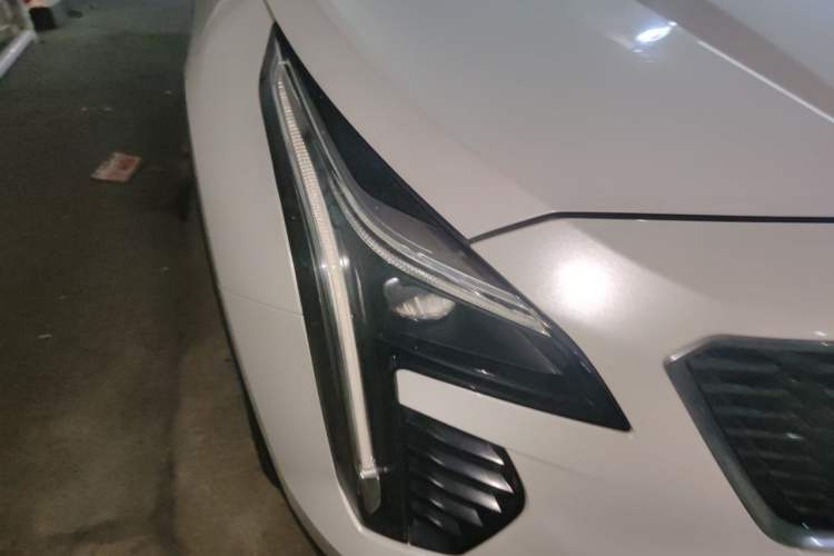 Used Cadillac XT4 2018 28T Two-Wheel-Drive Luxury Model Right Front Headlight
