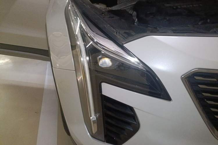 Used Cadillac XT4 2018 28T Two-Wheel-Drive Luxury Model Right Front Headlight