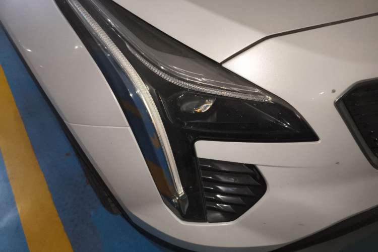 Used Cadillac XT4 2018 28T Two-Wheel-Drive Luxury Model Right Front Headlight