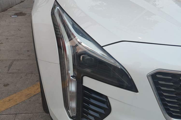 Used Cadillac XT4 2018 28T Two-Wheel Drive Tech Version Right Front Headlight